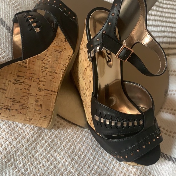 black and copper wedge cork sandal shoes by Soda - Picture 8 of 10